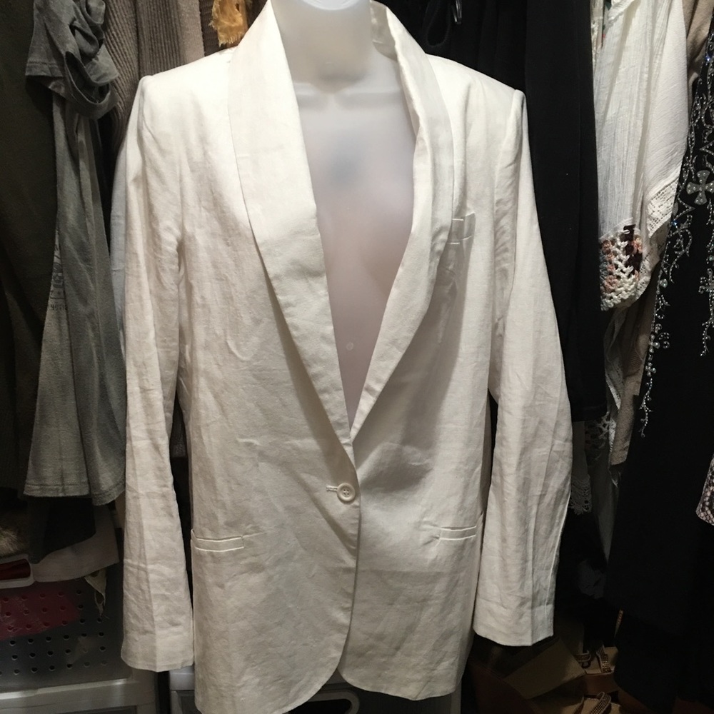Larry Levine-White Linen/Rayon blend Blazer. Size 10.